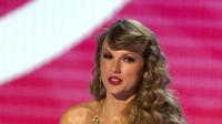 Taylor Swift menerima penghargaan untuk album pop favorit untuk "Red (Taylor's Version)" di American Music Awards di Microsoft Theater di Los Angeles pada Minggu, 20 November 2022. Taylor Swift jadi musisi yang paling banyak menerima piala penghargaan di AMA 2022. (AP Photo/Chris Pizzello)
