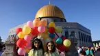 Jemaah Muslim berkumpul di kompleks masjid al-Aqsa di Kota Tua Yerusalem selama sholat Idul Adha, pada 28 Juni 2023. Dikenal sebagai festival "besar", Idul Adha, atau Hari Raya Kurban, dirayakan setiap tahun oleh umat Islam mengorbankan berbagai hewan menurut tradisi agama, termasuk sapi, unta, kambing, dan domba. (Photo by AHMAD GHARABLI / AFP)
