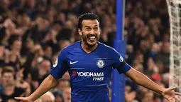 Gelandang Chelsea, Pedro berselebrasi usai mencetak gol ke gawang Crystal Palace saat pertandingan Liga Inggris di stadion Stamford Bridge, London (4/11). Chelsea menang atas Crystal Palace dengan skor 3-1. (AFP Photo/Glyn Kirk)