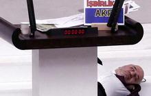 FOTO: Detik-Detik Anggota Parlemen Turki Ambruk Saat Pidato Kecam Israel: Kena Serangan Jantung dan Meninggal Dunia