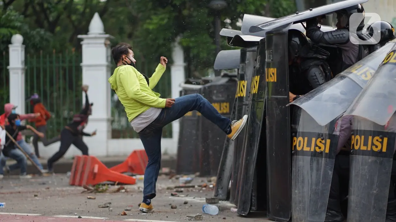 FOTO: Bentrok Pengunjuk Rasa dengan Aparat Pecah di Jalan Medan Merdeka Timur