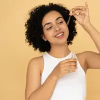 Ilustrasi Menggunakan Skincare Credit: pexels.com/Mikhail