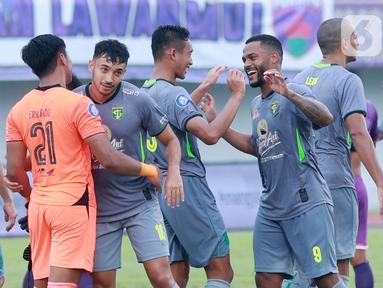 Pemain Persebaya Surabaya merayakan kemenangan atas Persita Tangerang pada laga Liga 1 di Stadion Indomilk Arena, Tangerang, Rabu (18/1/2023). Persebaya menang dengan skor 5-0. (Bola.com/M Iqbal Ichsan)