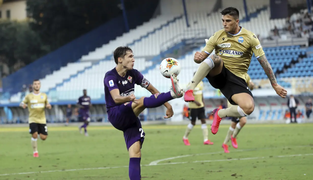 Bek SPAL, Kevin Bonifazi berebut bola dengan penyerang Fiorentina, Federico Chiesa pada pertandingan lanjutan Liga Serie A Italia di stadion Paolo Mazza di Ferrara, Italia, Minggu (2/8/2020). Fiorentina menang telak 3-1 atas SPAL. (Filippo Rubin/Lapresse via AP)