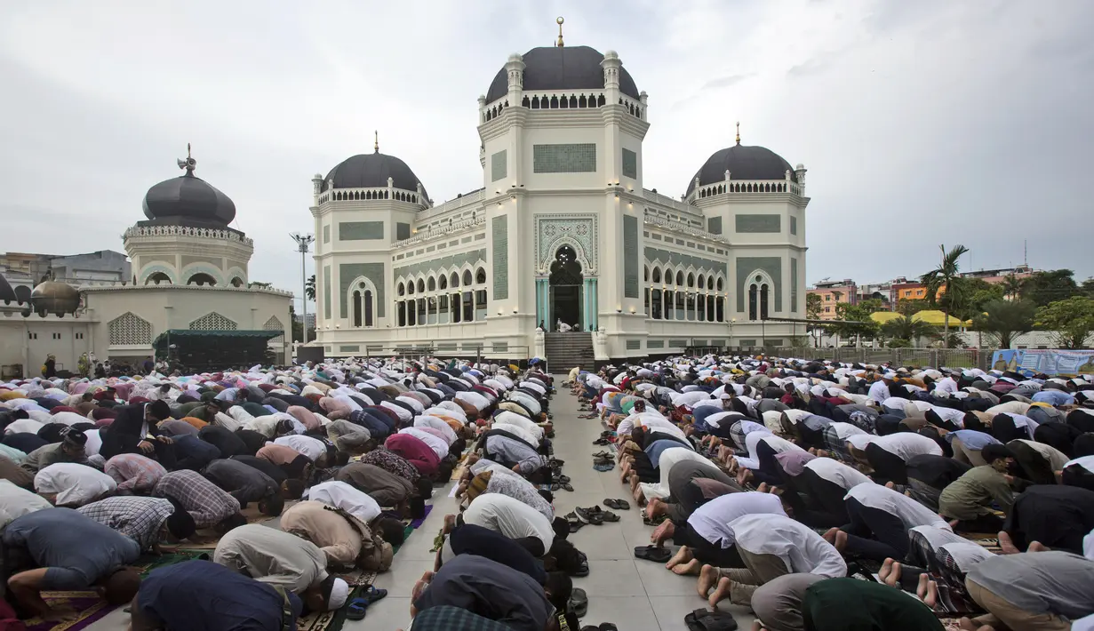 Umat muslim melaksanakan salat Idul Adha di Masjid Agung Al Mashun, Medan, Indonesia, 10 Juli 2022. Umat muslim seluruh dunia merayakan Idul Adha atau Hari Raya Kurban untuk memperingati kesediaan Nabi Ibrahim mengorbankan putranya. (AP Photo/Binsar Bakkara)