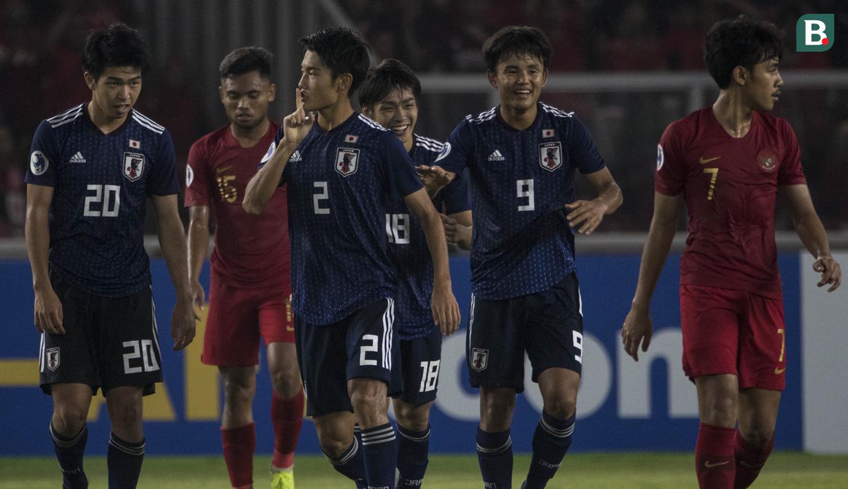 Bek Jepang, Higashi Shunki, merayakan gol yang dicetaknya ke gawang Timnas Indonesia pada laga AFC U-19 Championship di SUGBK, Jakarta, Minggu (25/10). (Bola.com/Vitalis Yogi Trisna)