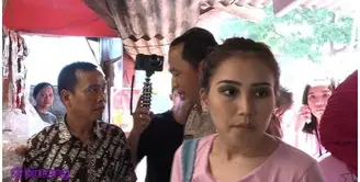 Komunitas pecinta Ayu Ting Ting yang sering dikenal dengan sebutan Ayulicious ternyata menghasilkan hal-hal positif. Mereka sering mengajak Ayu untuk berkumpul dan beramal dalam setiap kegiatan.