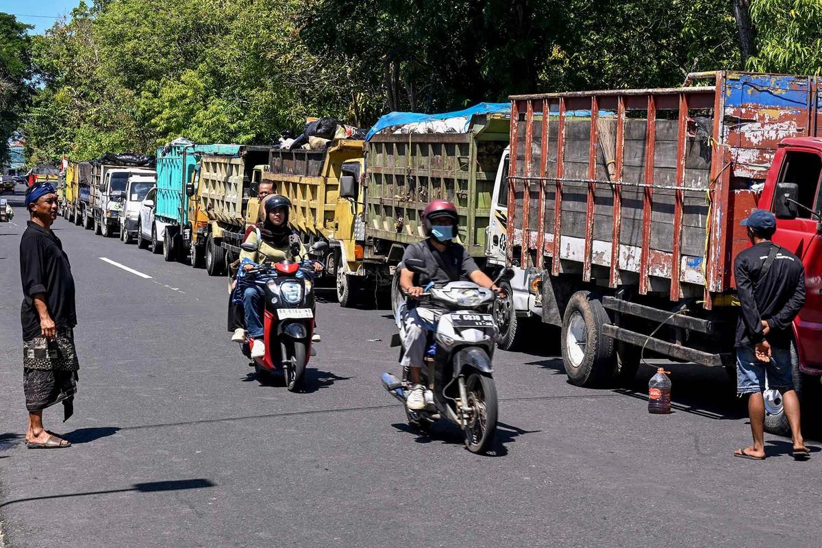 FOTO: Ratusan Truk Sampah Datangi Kantor Lingkungan Hidup Bali Nusra