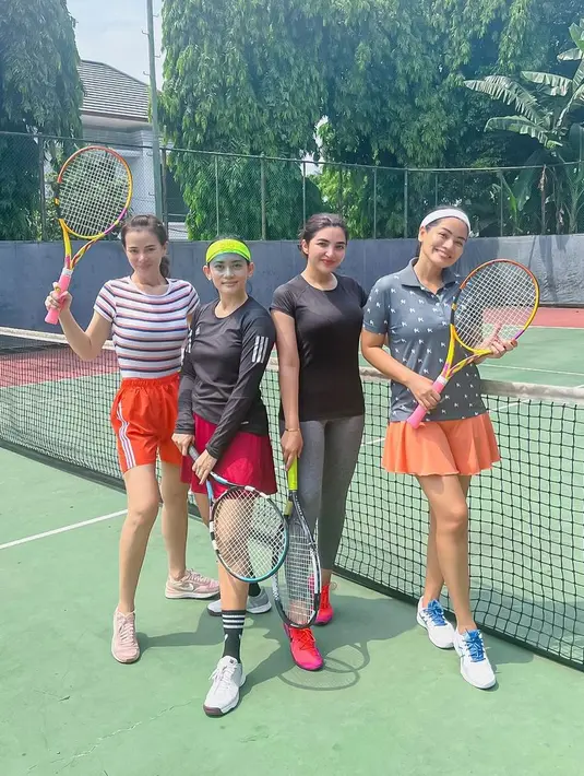 Astrid Tiar bersama Ashanty melakukan olahraga tenis di luar ruangan. Walau harus berolahraga pukul 10.00 WIB, nyatanya mereka tetap bisa bergaya. (Foto: Instagram/@astridtiar127)
