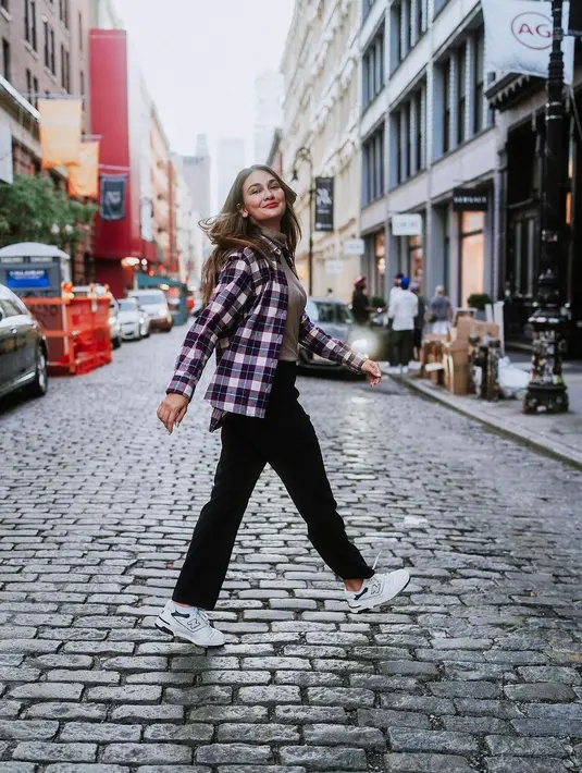<p>Menggunakan kemeja flanel dengan outer memang asik. Tambahkan celana kesayanganmu dan sneakers favorit untuk menunjang penampilan. [Instagram/lunamaya] Penulis : Mufiidaanaiilaa Alifah S.</p>