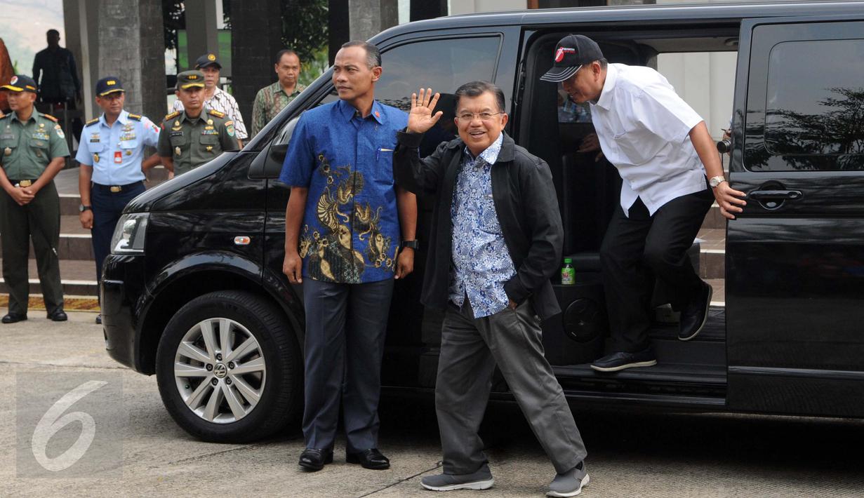 Wapres RI Jusuf Kalla turun dari mobil ketika meninjau proyek P3SON di Hambalang, Sentul, Jawa Barat, Minggu (4/9). Wapres menambahkan, Hambalang adalah aset nasional yang punya potensi besar dalam mencetak atlet. (Liputan6.com/Helmi Afandi)