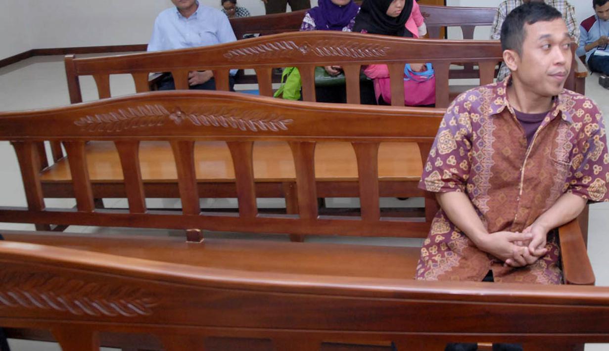 Hendra Saputra, yang menjabat sebagai  pramubakti  di Kementerian Koperasi dan UKM terseret kasus dugaan korupsi proyek videotron yang melibatkan Riefan Avrian (anak dari Menteri Koperasi dan UKM, Syarief Hasan) (23/7/14) (Liputan6.com/Miftahul Hayat)