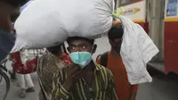 Seorang pekerja migran tiba di terminal bus untuk menuju desanya setelah lockdown diberlakukan di ibu kota India, New Delhi, Selasa (20/4/2021). India melaporkan 259.170 infeksi baru dan 1.761 kematian akibat Covid-19 dalam 24 jam terakhir. (AP Photo/Manish Swarup)