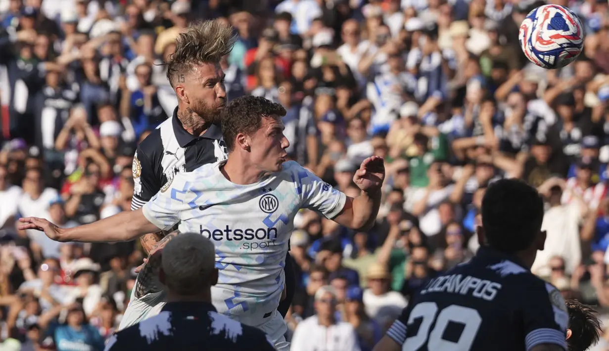 Pemain Monterrey, Sergio Ramos (kiri) mencetak gol melalui sundulannya ke gawang Inter Milan dalam laga Grup E Piala Dunia Antarklub 2025 di Rose Bowl stadium, Pasadena, Amerika Serikat, Rabu (18/06/2025) WIB. (AP Photo/Gregory Bull)