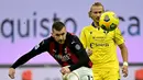 Penyerang AC Milan, Ante Rebic (kiri) berebut bola dengan gelandang Hellas Verona, Antonin Barak pada lanjutan Liga Italia Serie A di San Siro, Senin (9/11/2020) dinihari WIB. AC Milan harus puas berbagi angka dengan Hellas Verona setelah bermain imbang 2-2. (Miguel MEDINA / AFP)