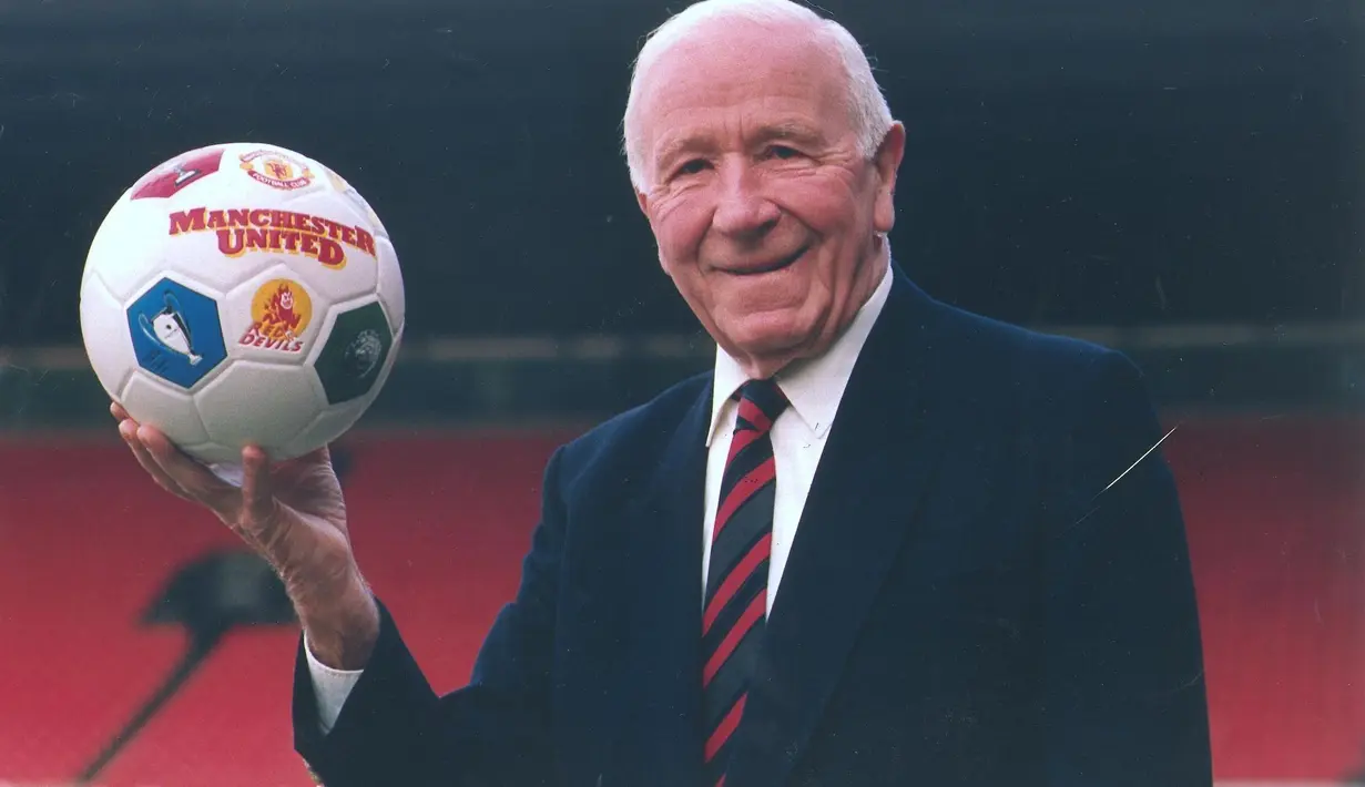 Sir Matt Busby yang melatih Manchester United menempati posisi ketiga dengan meraih 26 kemenangan dari 41 pertandingan atau 63,4 persen. (Retrounited.com)