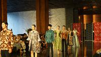 InJourney Hospitality bekerja sama dengan Iwan Tirta Private Collection, ikon batik terkenal di Indonesia, menggelar Fashion Show Batik di The Meru Sanur, Bali