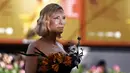 Aktris Australia Cate Blanchett saat tiba untuk pemutaran film 'Tar' pada ajang Venice Film Festival 2022 di Venesia, Italia, 1 September 2022. Desainer Daniel Roseberry membawa sejumlah surealisme pada busana yang dikenakan Cate Blanchett. (Tiziana FABI/AFP)