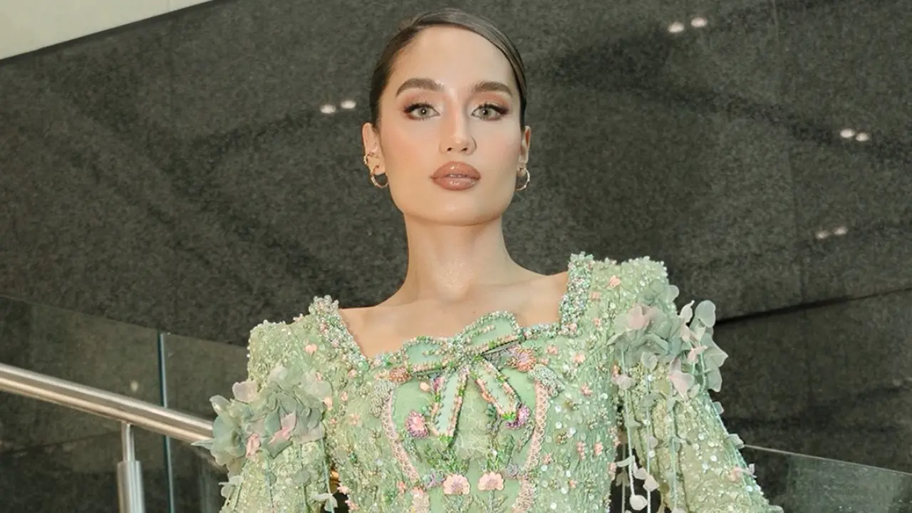 Cinta Laura Tampil Anggun dalam Kebaya berpita