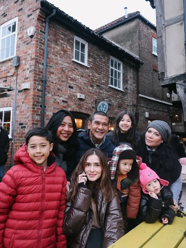 6 Potret Bradley Adik Yasmine Wildblood yang Beranjak Remaja, Terpaut 20 Tahun
