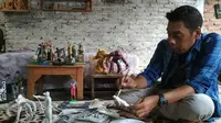 Danny Roza atau Yos Suhardi Pengrajin patung dari koran bekas asal Cirebon. Foto (Liputan6.com / Panji Prayitno)