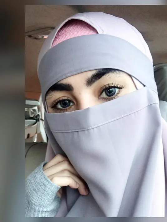 Makin marak aksi teror yang berkedok Islam. Bahkan, belum lama ini, lantaran mengenakan niqab atau cadar, Umi Pipik merasa terintimidasi saat akan rapat di sebuah tempat. Hal yang sama pernah dirasakan Kartika Putri. (Instagram/kartikaputriworld)