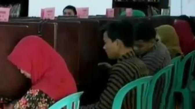 Video Siswa Di Blitar Pakai Baju Tradisional Saat Ujian Nasional