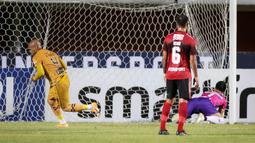 Bhayangkara keluar sebagai tim mampu mencetak gol terlebih dahulu di laga ini. Bek Anderson Salles tampil sebagai eksekutor penalti dengan mengarahkan bola ke sisi kiri gawang Bali United di menit ke-18. (Bola.com/Bagaskara Lazuardi)