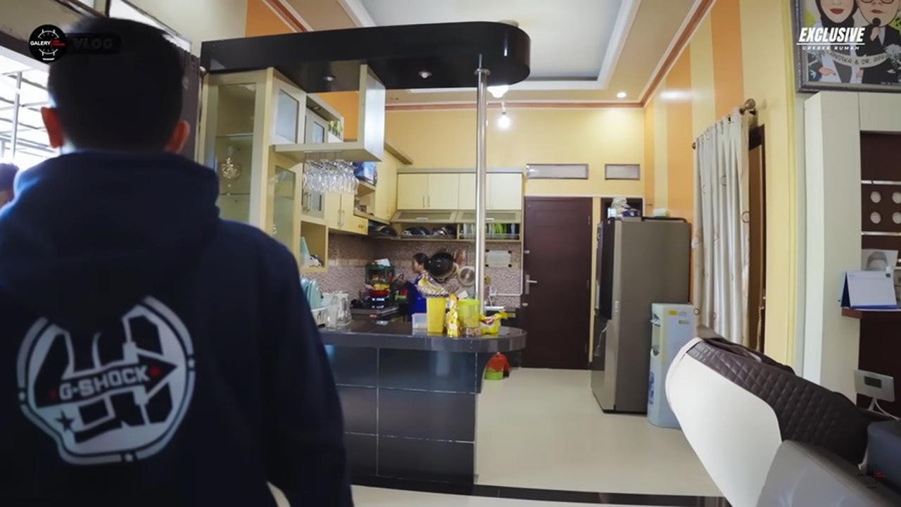 Dapur di rumah Andika berdesain minimalis namun tertata rapi dan bersih.