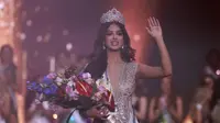 Miss India, Harnaaz Sandhu, dinobatkan sebagai Miss Universe selama kontes kecantikan Miss Universe ke-70 di kota pesisir Laut Merah selatan Israel, Eilat pada 13 Desember 2021. (Menahem KAHANA / AFP)