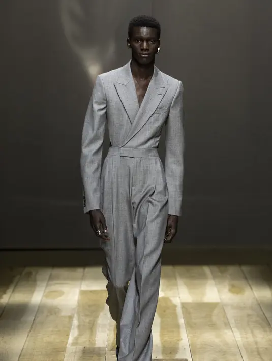 Keseluruhan koleksi diadaptasi menjadi luar biasa indah. Bunga anggrek seperti meniru predator dan mangsa. Foto: Document/Alexander McQueen.