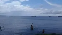 Warga Manado mengisi waktu luang dengan memancing di daerah Karangria, Kecamatan Tuminting, Manado.