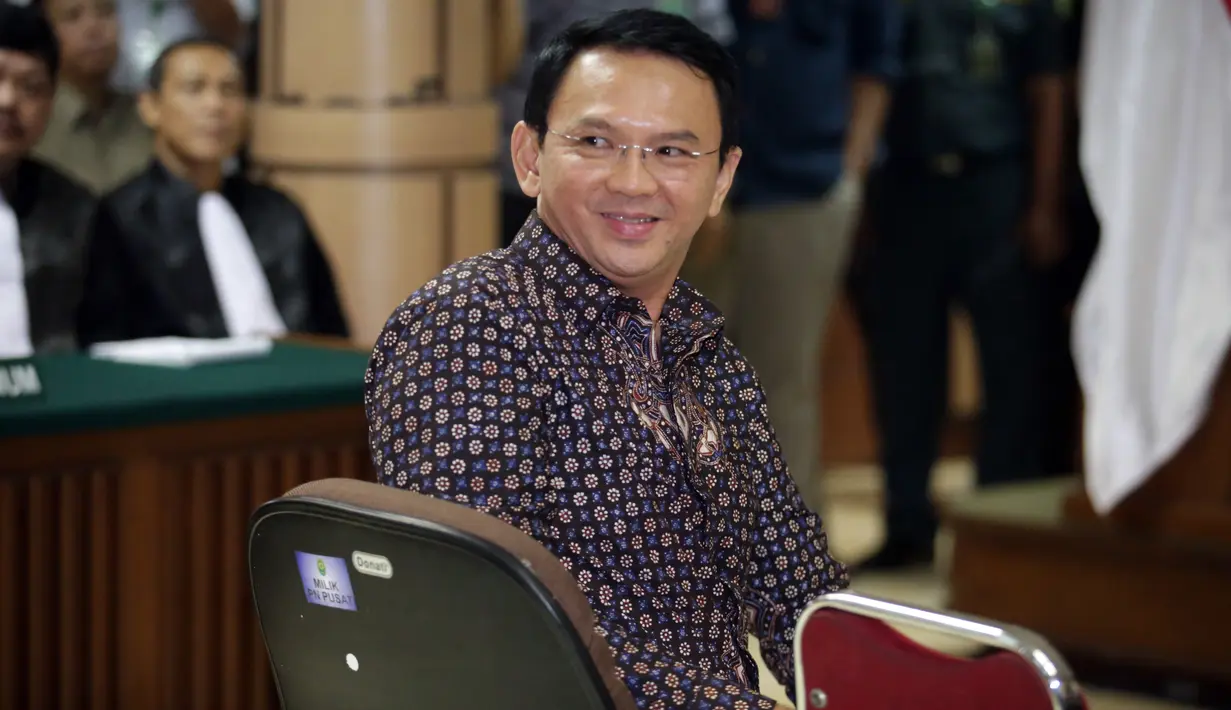 Senyum Gubernur DKI Jakarta non-aktif Basuki T Purnama alias Ahok sesaat sebelum dimulainya sidang lanjutan di PN Jakarta Utara, Selasa (26/12). Persidangan ketiga ini beragenda pembacaan putusan sela oleh majelis hakim. (Liputan6.com/Bagus Indahono/Pool)