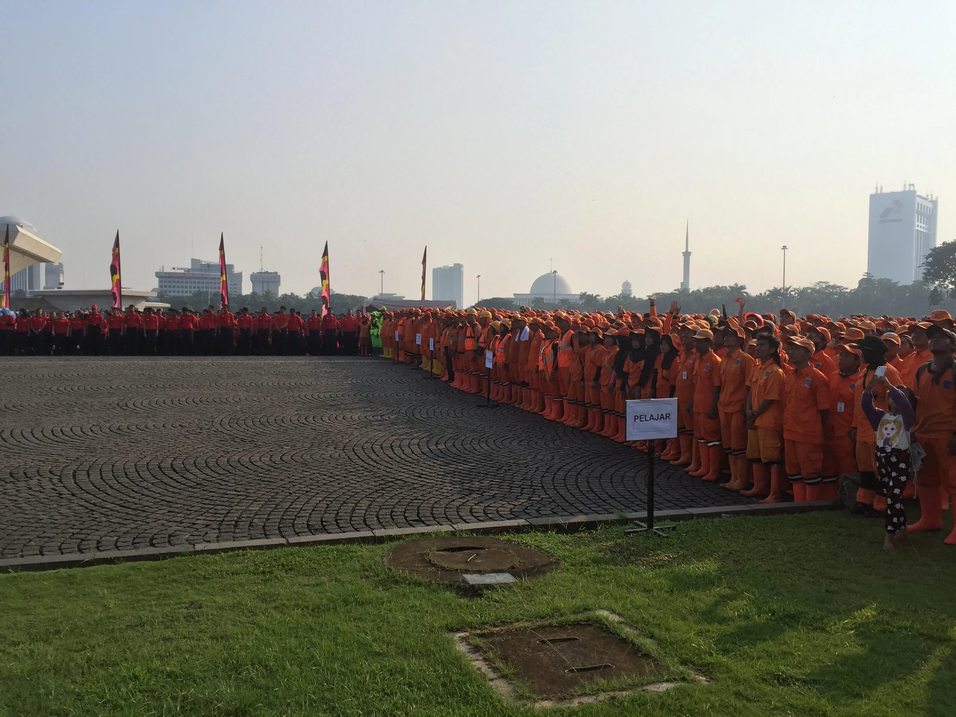 Pasukan Oranye upacara Harkitnas di Monas. (Liputan6.com/Delvira Hutabarat)