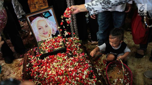 Duka Anak dan Cucu di Pusara Titi Qadarsih
