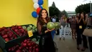 Artis Salma Hayek berpose dengan memegang dua buah semangka saat pemutaran perdana film "Sausage Party" di Los Angeles, California AS (9/8). Salma Hayek tampil dengan gaun hitam dengan balutan atasannya yang transparan. (REUTERS/Mario Anzuoni)