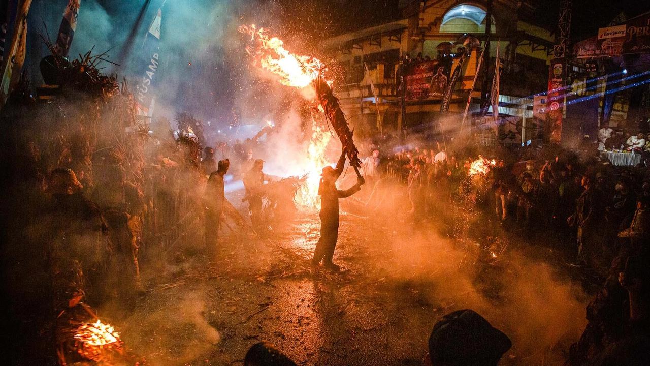 FOTO: Keseruan Tradisi Perang Obor Pikat Ribuan Warga di Jepara