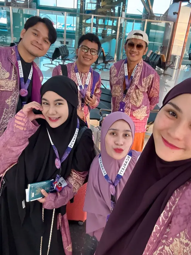 Potret Anisa Rahma dan Anandito Dwis bersama temannya yang hendak ibadah Umroh (Dok. Instagram @anisarahma_12)