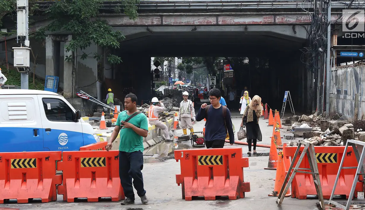 Pejalan kaki melewati underpass Sudirman yang ditutup bagi kendaraan di Jalan Kendal, Jakarta, Selasa (5/3). Underpass tersebut ditutup untuk dijadikan pedestrian penunjang Transit Oriented Development (TOD) Dukuh Atas. (Liputan6.com/Immanuel Antonius)