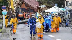 Petugas pemadam kebakaran melakukan operasi penyelamatan di lokasi tanah longsor di Kota Anamizu, Prefektur Ishikawa, Jepang, Sabtu (6/1/2024). Gempa yang melanda Ishikawa menghancurkan rumah, jalan, dan memicu peringatan tsunami. (Kyodo News via AP)