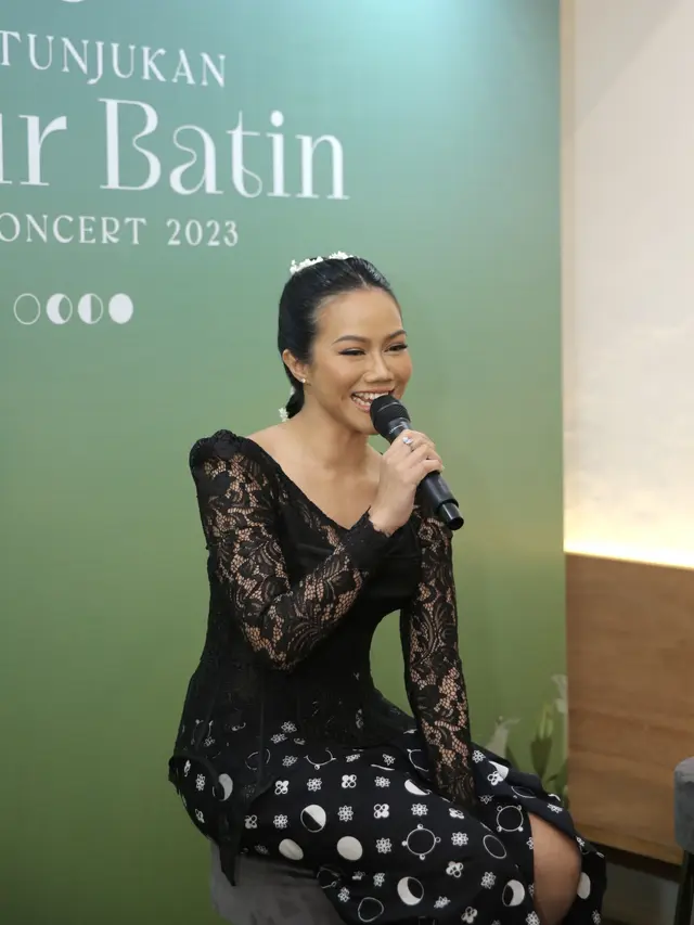 Potret Yura Yunita Jadikan Bunga Sebagai Aksesoris Rambut