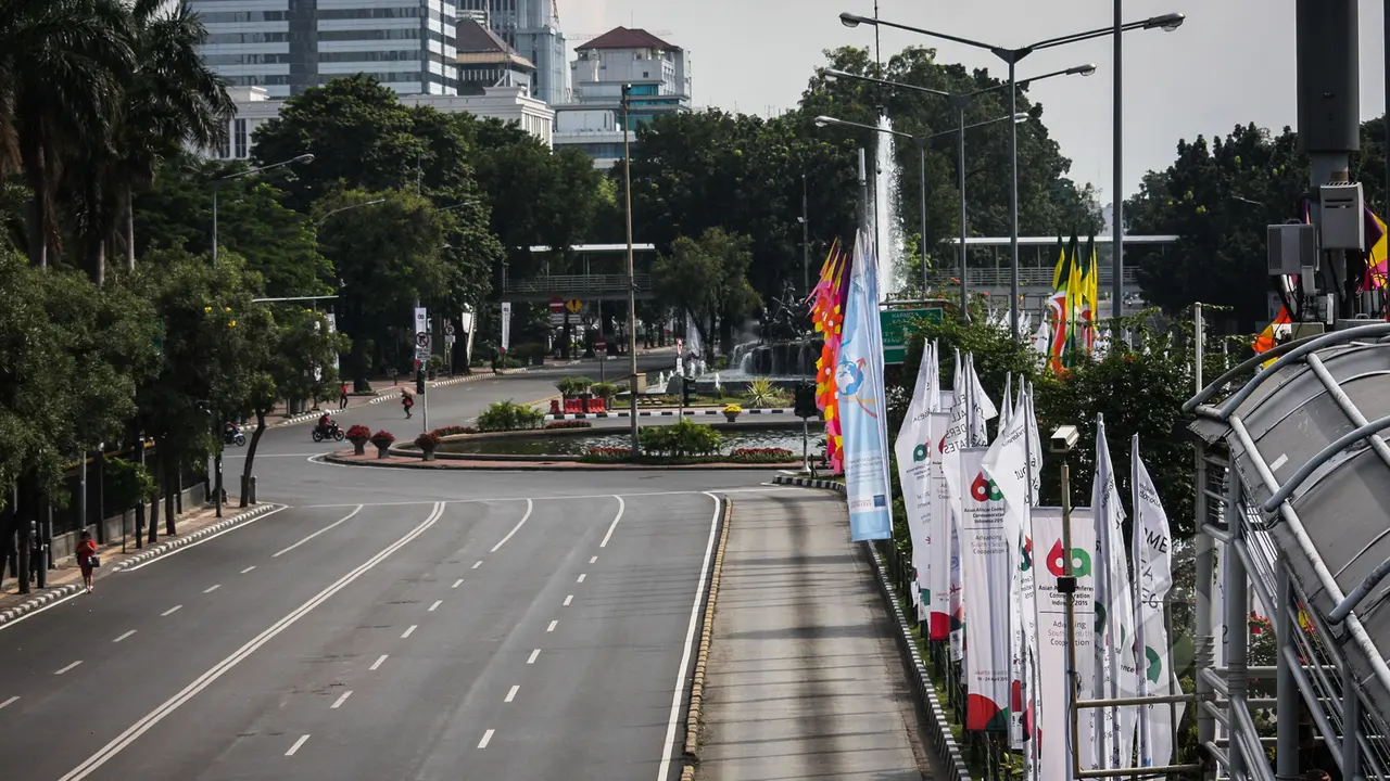 Pemandangan Saat Ruas Jalan Utama Jakarta Sepi Pengendara 