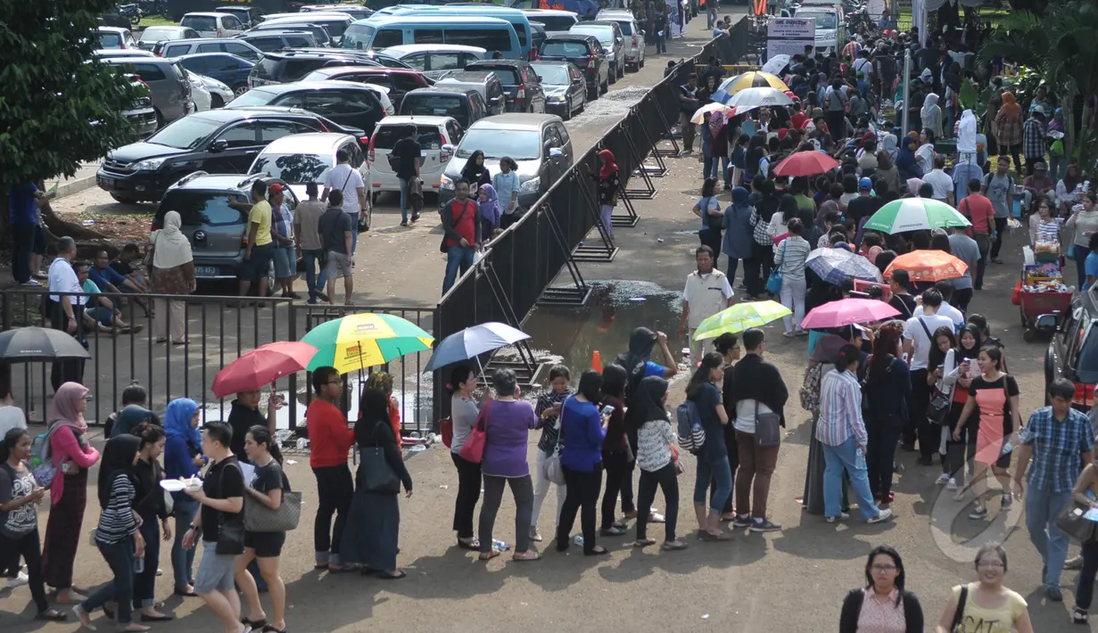 Ratusan penggemar One Direction antre menukarkan tiket di Istora Senayan, Jakarta, Sabtu (21/3/2015). Boyband One Direction akan menghibur para penggemarnya Gelora Bung Karno, Jakarta pada 25 Maret mendatang. (Liputan6.com/Johan Tallo) 