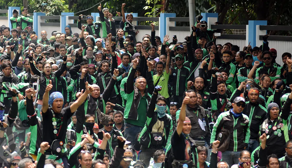 Pengemudi ojek on-line GrabBike meneriakkan tuntutan saat unjuk rasa di belakang kantor Grab di kawasan Kuningan, Jakarta, Kamis (5/1). Mereka menuntut pihak perusahaan menaikkan tarif argo per kilometernya. (Liputan6.com/Helmi Fithriansyah)