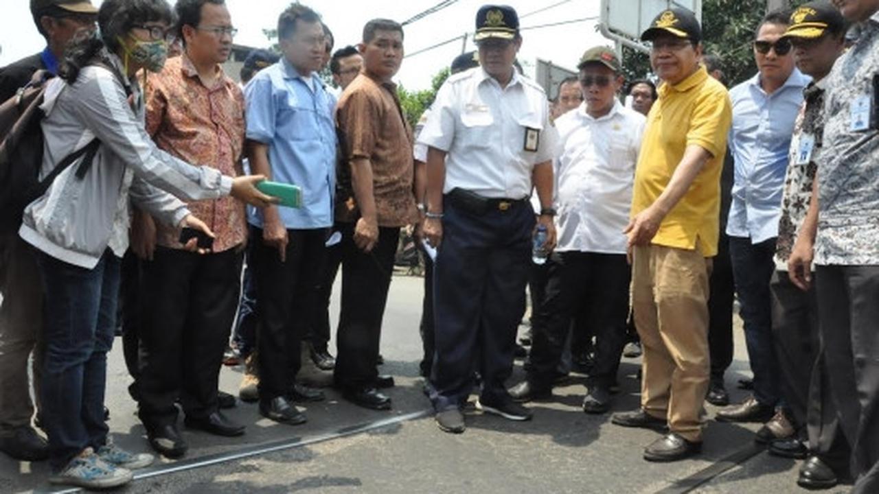 Aksi Menko Rizal Ramli bongkar jalan yang tutupi rel di Priok
