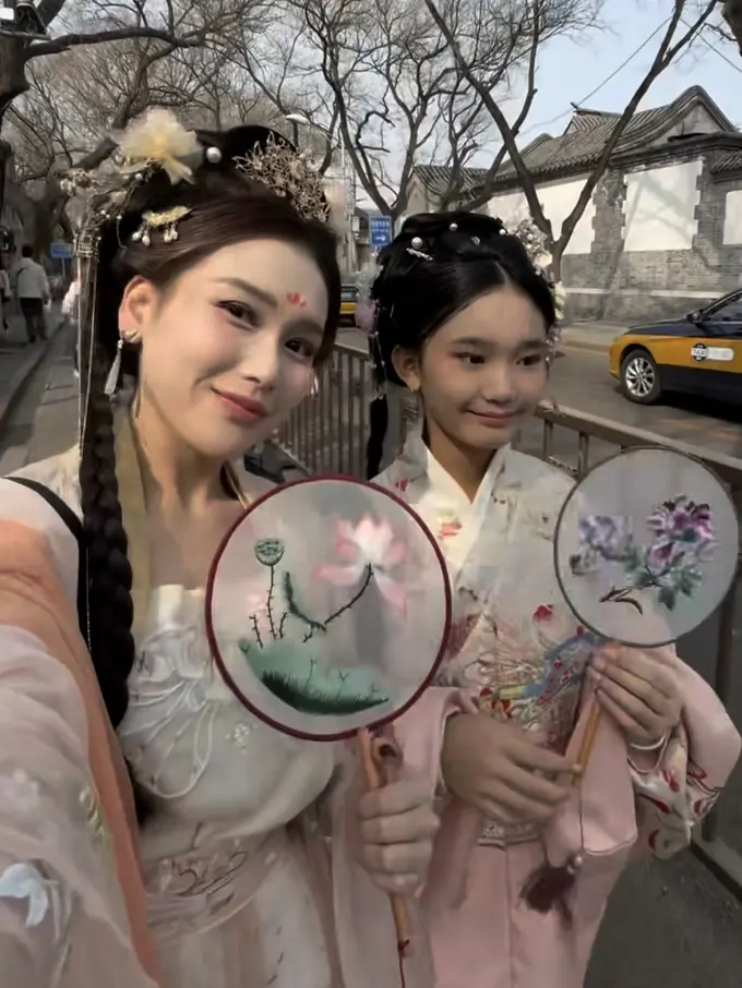 Ayu Ting Ting dan Bilqis Liburan ke China Kompak Kenakan Baju Tradisional. [@ayutingting92]