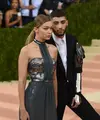Dikabarkan putus beberapa waktu lalu, hubungan Zayn Malik dan Gigi Hadid terlihat kembali membaik. Mereka tertangkap kamera saat keduanya berniat mendukung penampilan Bella Hadid di LFW 2016 (18/9). (AFP/Bintang.com)