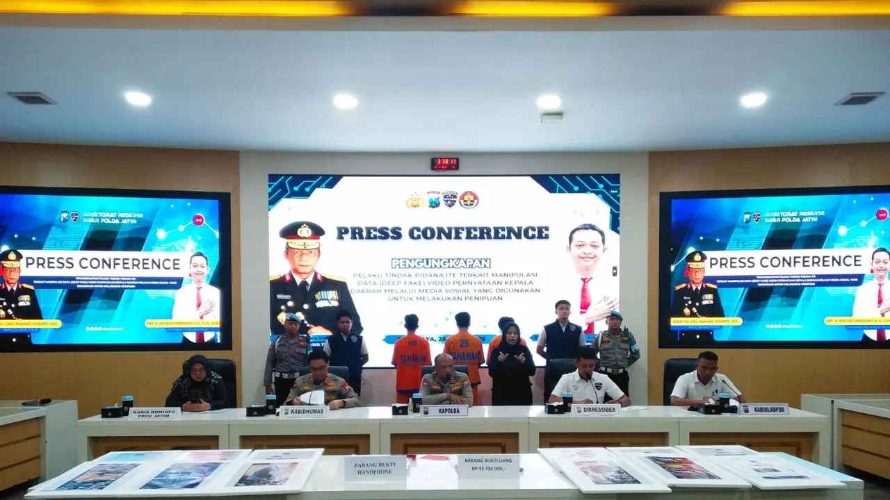 Tersangka video palsu 4 gubernur tawarkan program sepeda motor murah. (Foto: Liputan6.com/Dian Kurniawan)
