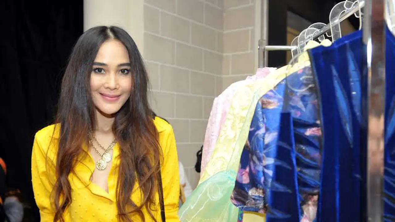 Ina Thomas Pamer Rancangan Busana di Ulang Tahun Sonia Wibisono