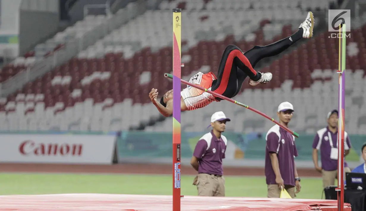 Atlet Indonesia Rizky Ghusyafa Pratama beraksi saat final lompat tinggi putra 18th Asian Games Invitation Tournament di Stadion Utama Gelora Bung Karno, Minggu (11/2). Rizky mendapat perunggu sebagai pemegang posisi ke-3. (Liputan6.com/Faizal Fanani)